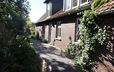 Spacious vacation apartment with fireplace and barrel sauna in the sheltered garden.