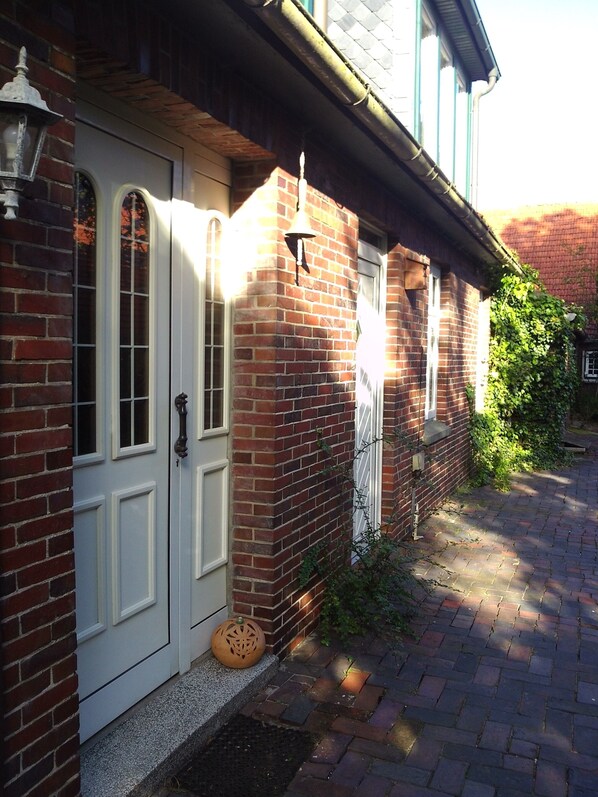 Exterior detail - Spacious vacation apartment with fireplace and barrel sauna in the sheltered garden. (Varel)