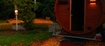 Großzügige Ferienwohnung mit Feuerstelle und Fass-Sauna im  geschützten Garten.