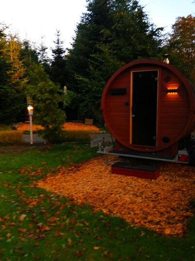 Spacious vacation apartment with fireplace and barrel sauna in the sheltered garden.