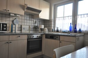 Kühlschrank, Mikrowelle, Ofen, Geschirrspüler