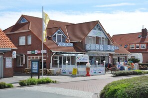 Unclassified image, 4 of 85, button