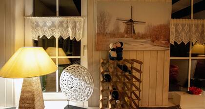 Fisherman's house right behind the dike for 2-6 nature lovers, lots of space and tranquility