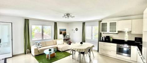 Een smart-tv en boeken