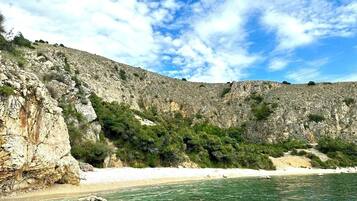 Una playa cerca, sillas reclinables de playa