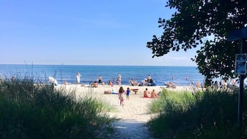 Nära stranden och solstolar