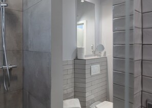 Douche, sĂšche-cheveux, serviettes fournies