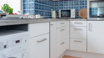 Een koelkast, een magnetron, een oven, een kookplaat