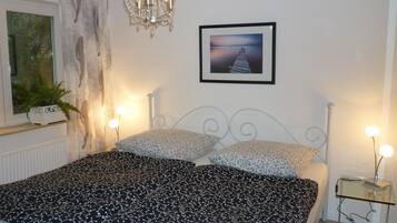 2 slaapkamers, een bureau, een strijkplank/strijkijzer, gratis wifi