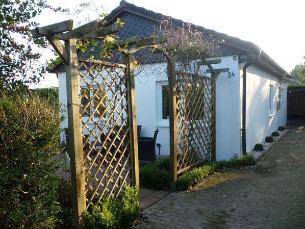 Property grounds - Holiday home near Hamburg – quiet, close to the city, with a large terrace. (Quickborn)