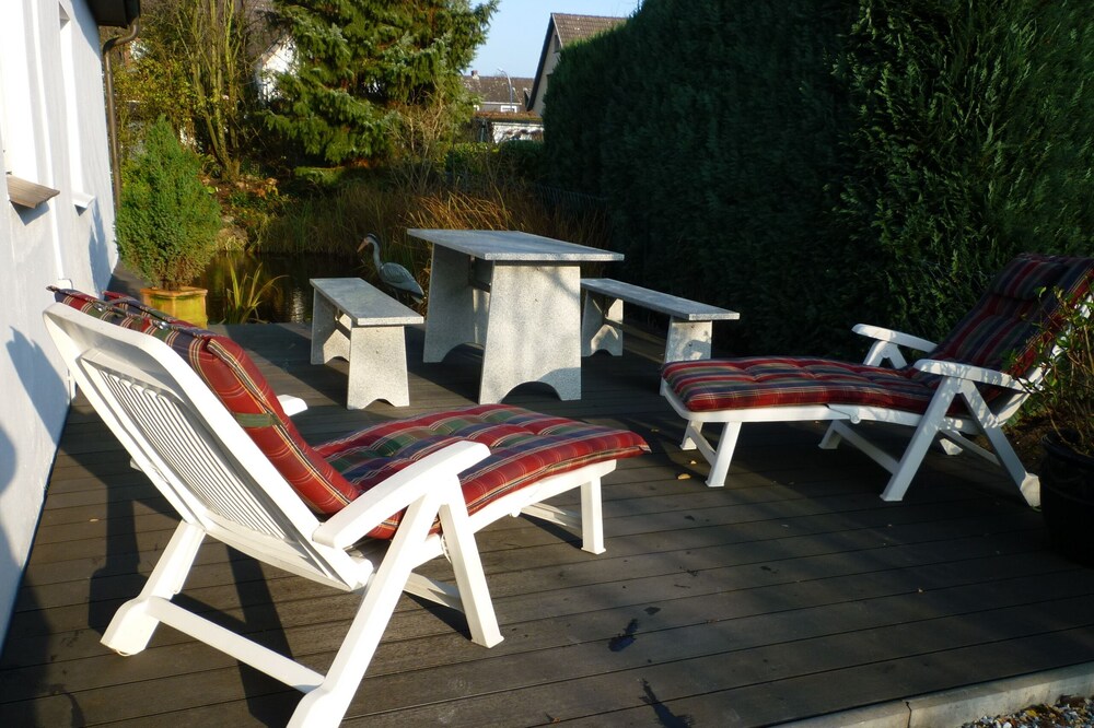 At the gates of Hamburg, close to the city, easily accessible, large terrace, WiFi garden pond,