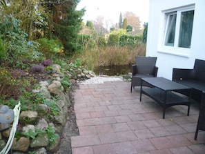 Terrace/patio - Holiday home near Hamburg – quiet, close to the city, with a large terrace. (Quickborn)
