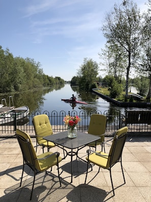 terras aan het water