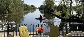 Pequeña casa de campo, justo en el lago, propietario privado, en el área de conservación 