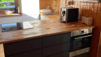 Cafetera/tetera, refrigerador, horno, placa de cocina