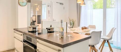 Kjøleskap, mikrobølgeovn, ovn og oppvaskmaskin