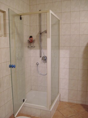 Haartrockner, Handtücher, Seife, Toilettenpapier