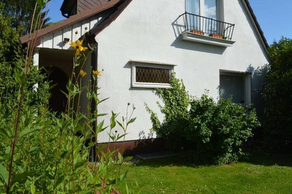 Holiday in your own house for 6 people. with garden use, dog possible