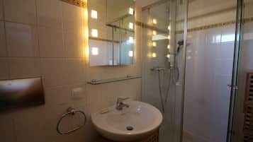Dusche, Haartrockner, Handtücher, Toilettenpapier