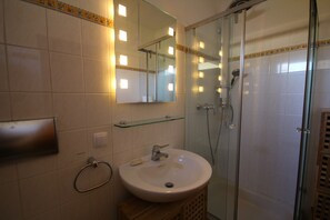 Dusche, Haartrockner, Handtücher, Toilettenpapier