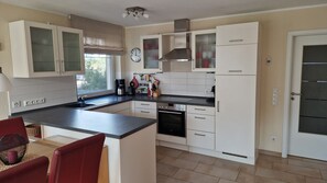 冰箱、微波炉、烤箱、炉灶