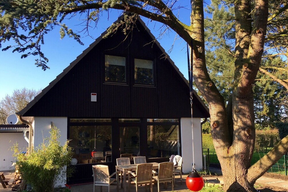Completely renovated detached house with garden in a quiet area child-friendly