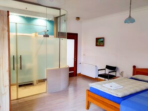 2 bedrooms, desk, iron/ironing board, free WiFi