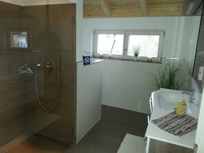 Douche, sèche-cheveux, serviettes fournies