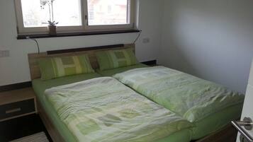 2 slaapkamers, een strijkplank/strijkijzer, reisbedje, gratis wifi