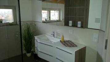 Een douche, een haardroger, handdoeken