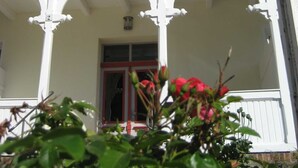 A two-story building with a balcony and a sign that reads 'Wald Rose.' - Wittow - Pension Waldrose (Sellin)