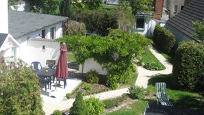A residential backyard with a patio, outdoor furniture, a clothesline, and a garden. - Wittow - Pension Waldrose (Sellin)