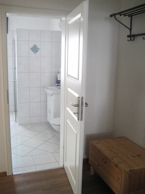 Bruser, hårtørrer, Sæbe, Toiletpapir