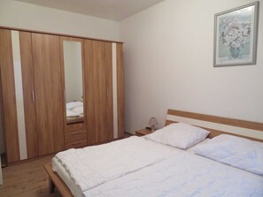 2 bedrooms, in-room safe, travel cot, WiFi