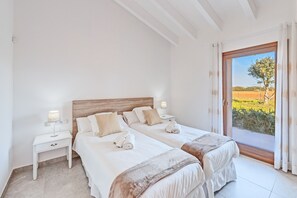 4 makuuhuonetta, silitysrauta/-lauta, ilmainen Wi-Fi, vuodevaatteet