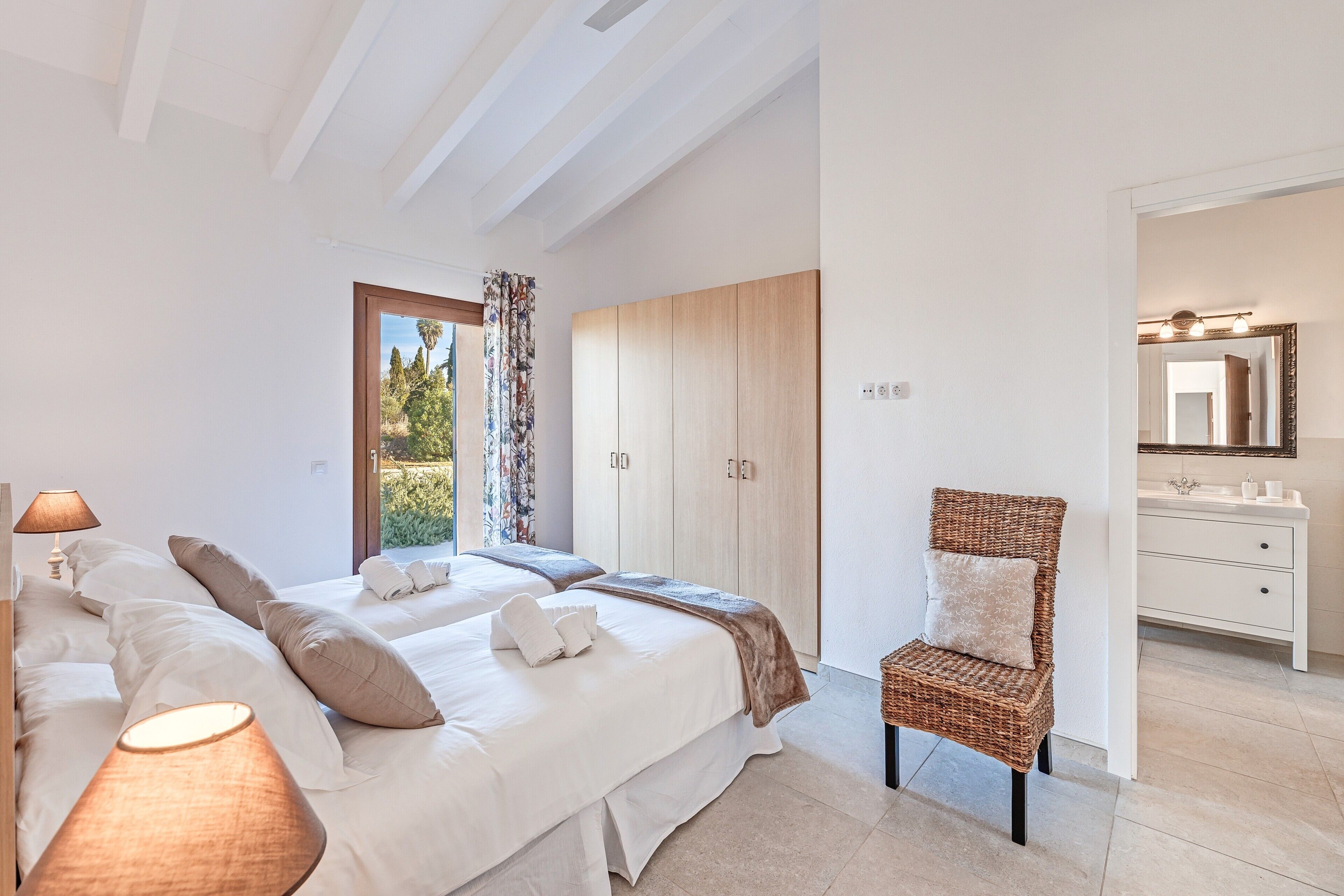 4 bedrooms, iron/ironing board, free WiFi, bed sheets