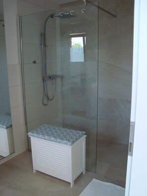 Dusche, Haartrockner, Handtücher, Seife