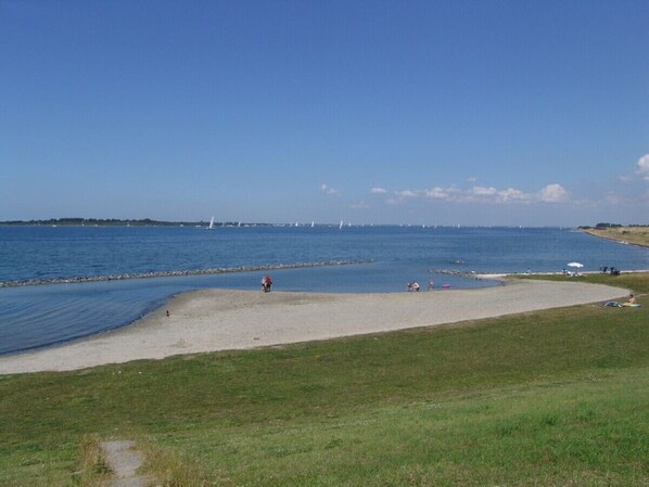 Vlak bij het strand, ligstoelen