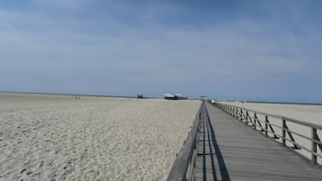 Ligstoelen aan het strand