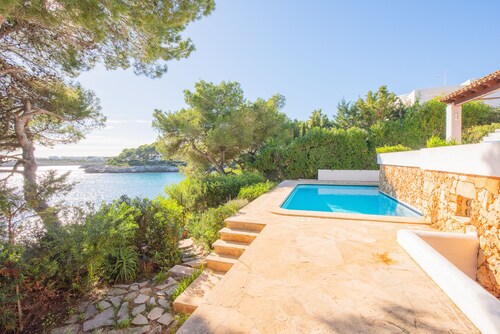 Villa 1. Sea line with direct access to the sea