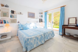 4 bedrooms, iron/ironing board, free WiFi, bed sheets