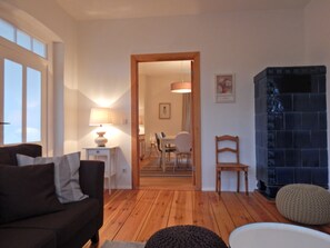 Smart TV, fireplace, stereo