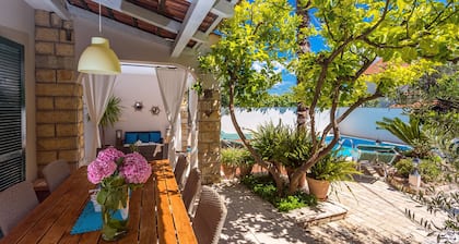 Seafront villa, sandy beach, heated pool, sauna, fitness,.