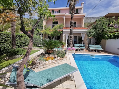 Seafront villa, sandy beach, heated pool, sauna, fitness,.