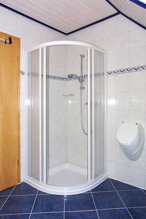 Douche, sèche-cheveux, serviettes fournies, savon
