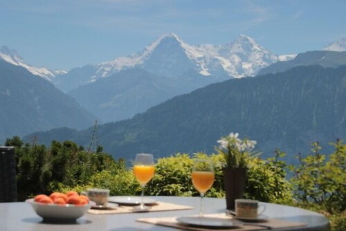 Very comfortable flat with a magnificient view to the lake and the mountains