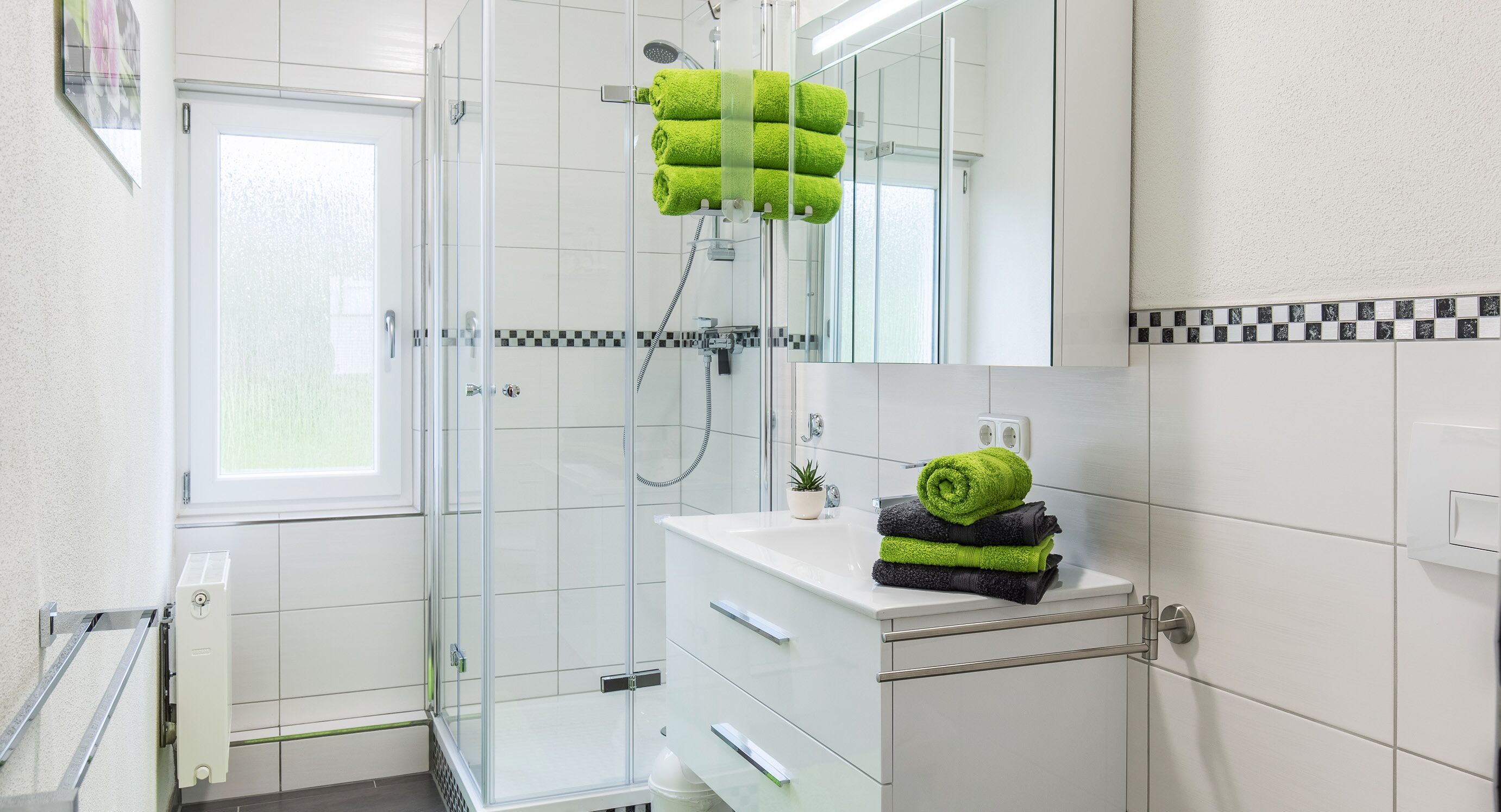 Dusche, Haartrockner, Handtücher