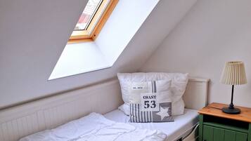 2 bedrooms, travel cot, free WiFi, bed sheets