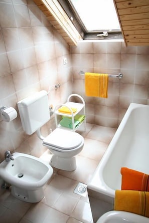 Ensemble douche/baignoire, bidet, serviettes fournies, savon