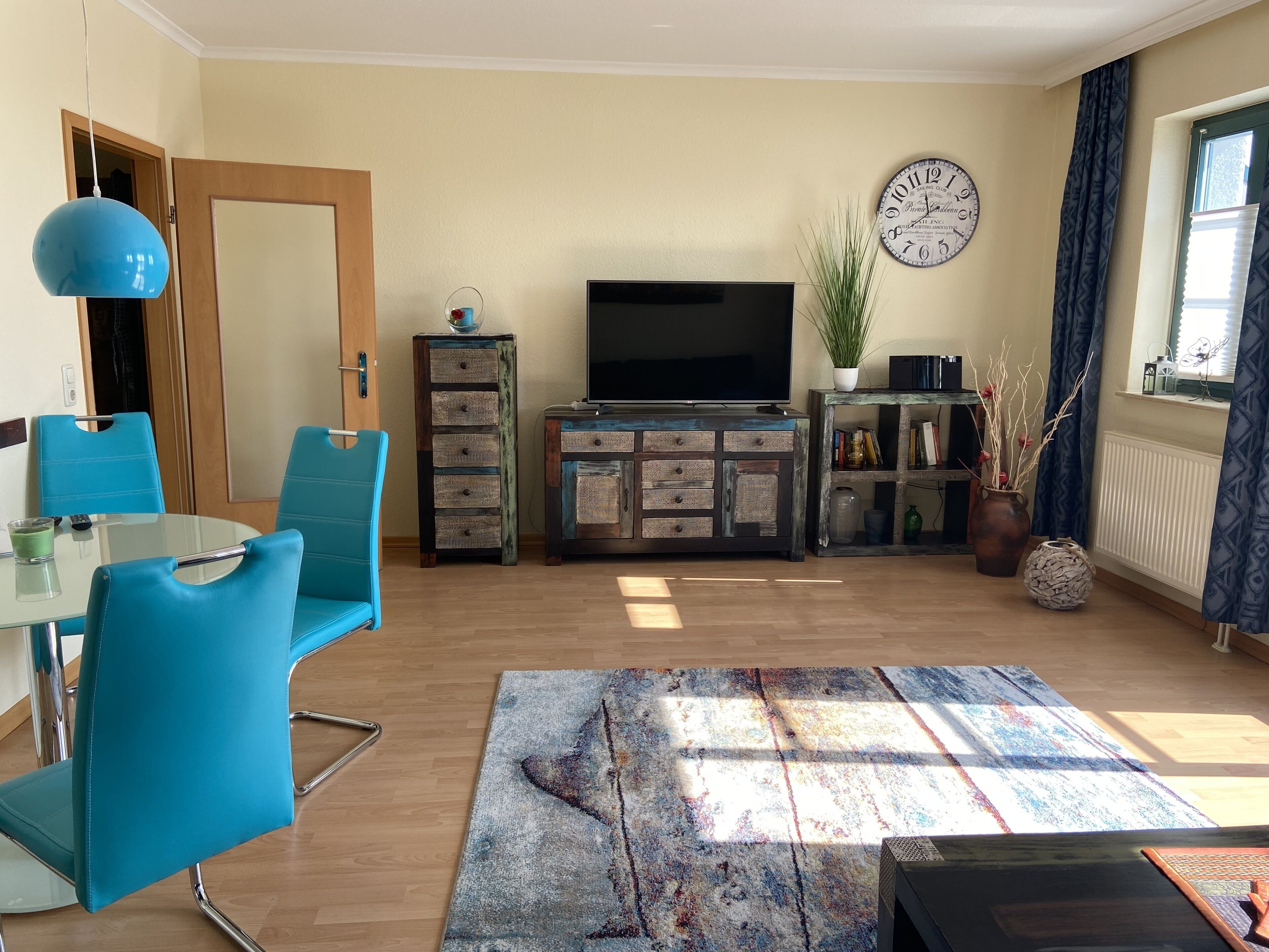 Sunny apartment with large balcony overlooking the marina